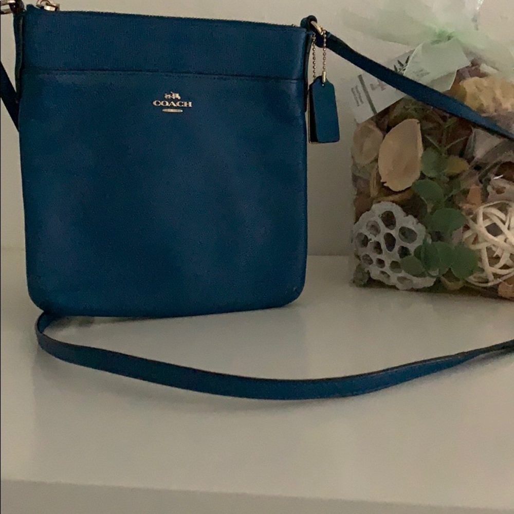 Original Coach cross body. Excellent condition.